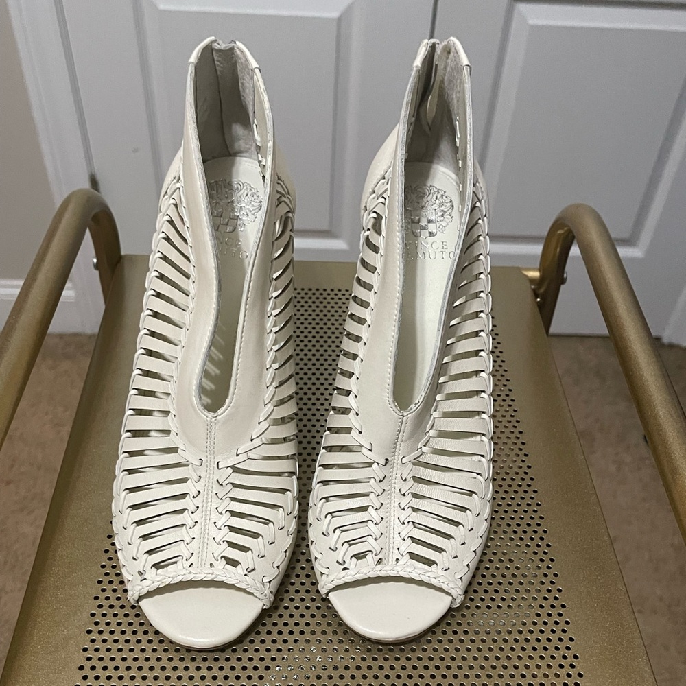 Vince Camuto. Off white/beige